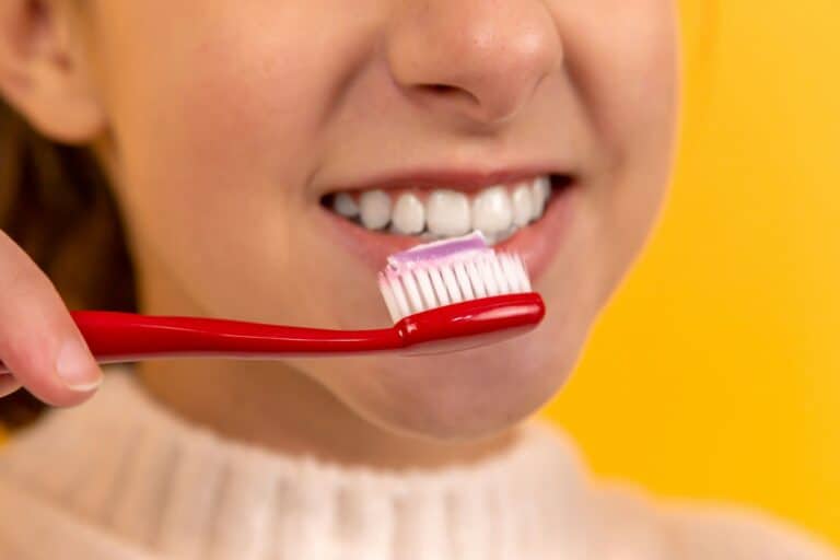 Jak zapewnić sobie zdrowe zęby i dziąsła? Kompleksowy przewodnik po higienie jamy ustnej