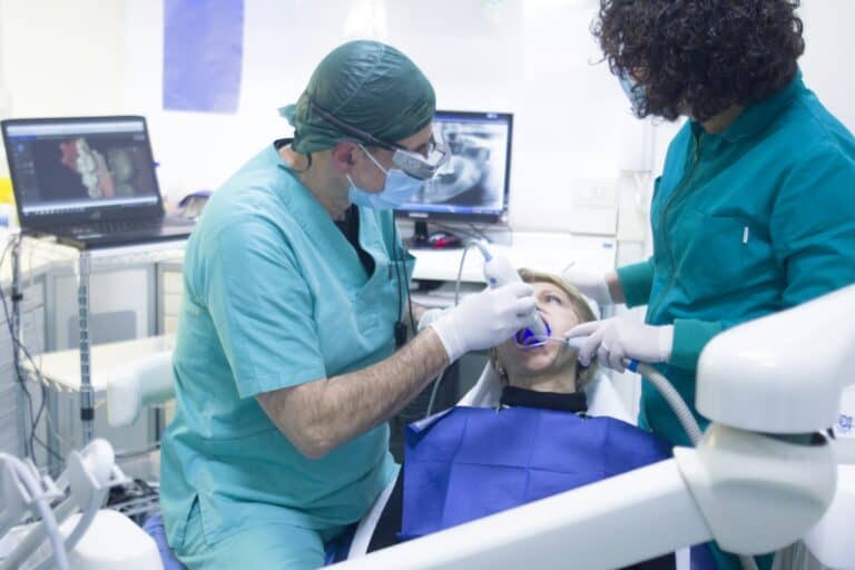 Czy chirurgia stomatologiczna musi budzić obawy? Rozwiewamy wątpliwości