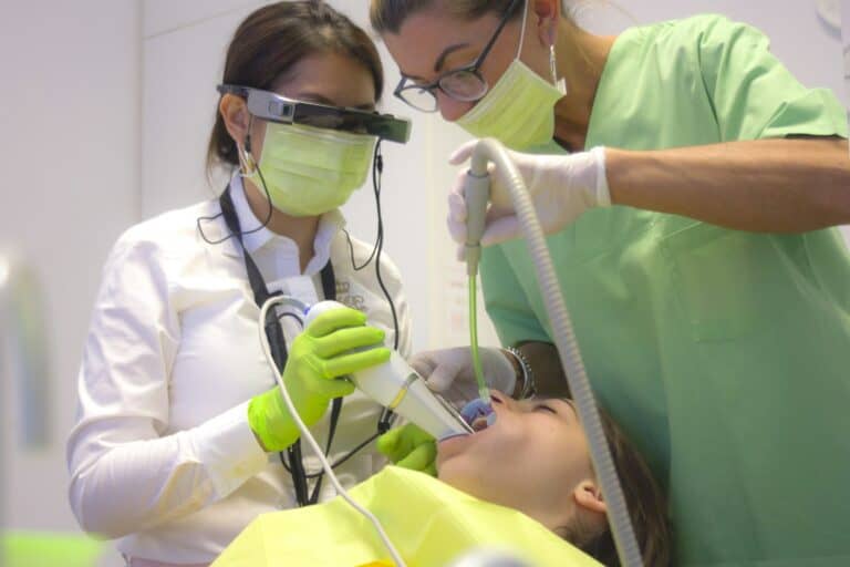 Jakie wyzwania i perspektywy niesie ze sobą zawód lekarza dentysty w Polsce?