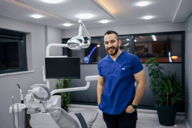 Jakie są różnice między stomatologiem a dentystą?